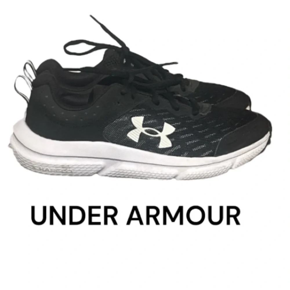 New authentic Under Armour kids designer signature sneakers sz 5.5 display
